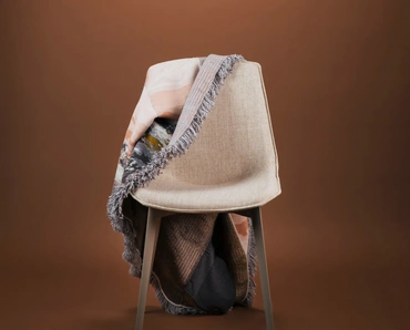 Sedia Eva 1 Soft in tessuto imbottito con gambe in alluminio di Pointhouse