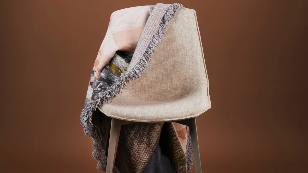 Sedia Eva 1 Soft in tessuto imbottito con gambe in alluminio di Pointhouse