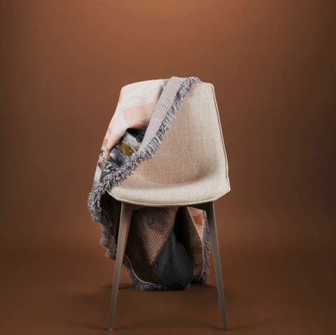 Sedia Eva 1 Soft in tessuto imbottito con gambe in alluminio di Pointhouse