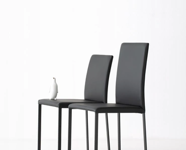 Sedia Giulia rivestita in ecopelle con gambe metalliche di Pointhouse