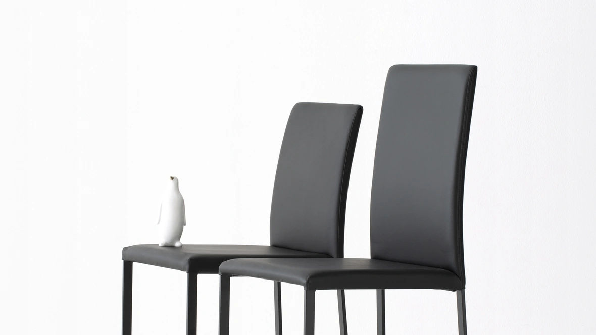 Sedia Giulia rivestita in ecopelle con gambe metalliche di Pointhouse