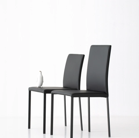 Sedia Giulia rivestita in ecopelle con gambe metalliche di Pointhouse