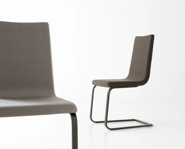 Sedia Schwinger in tessuto imbottito e base in acciaio di Pointhouse