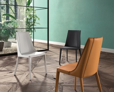 Sedia completamente rivestita in cuoio Loren di Ozzio