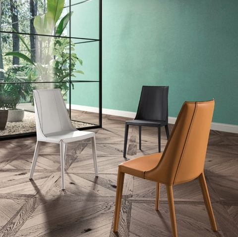 Sedia completamente rivestita in cuoio Loren di Ozzio