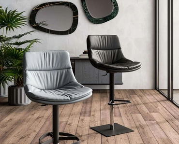 Sgabelli in pelle Coco e Noa di Ozzio