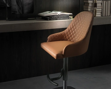 Sgabello con seduta rivestita in pelle con interno trapuntato e basamento in metallo Brando di Ozzio