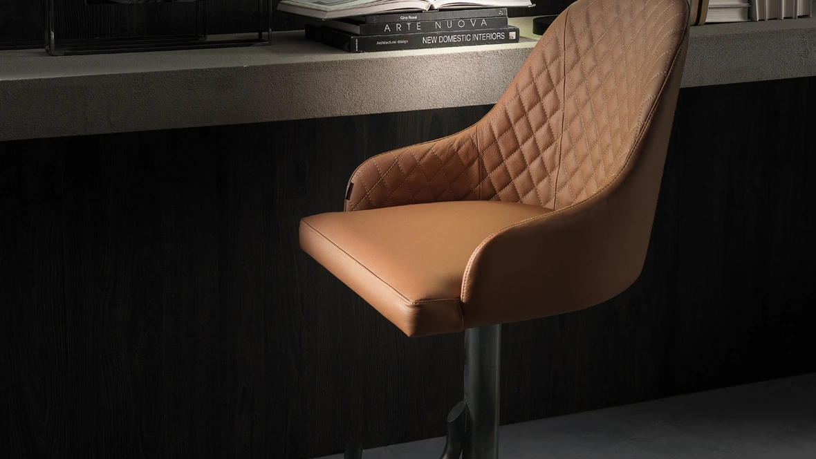 Sgabello con seduta rivestita in pelle con interno trapuntato e basamento in metallo Brando di Ozzio