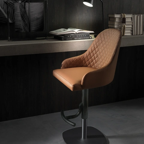 Sgabello con seduta rivestita in pelle con interno trapuntato e basamento in metallo Brando di Ozzio