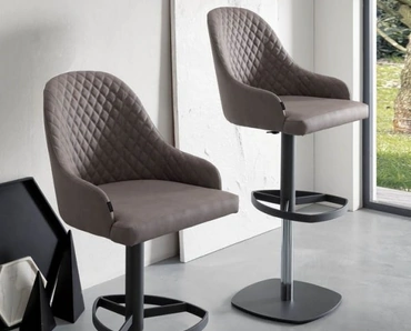 Sgabello con alzata a gas, basamento in metallo e seduta rivestita in ecopelle nabuk con interno trapuntato Dylan di Ozzio