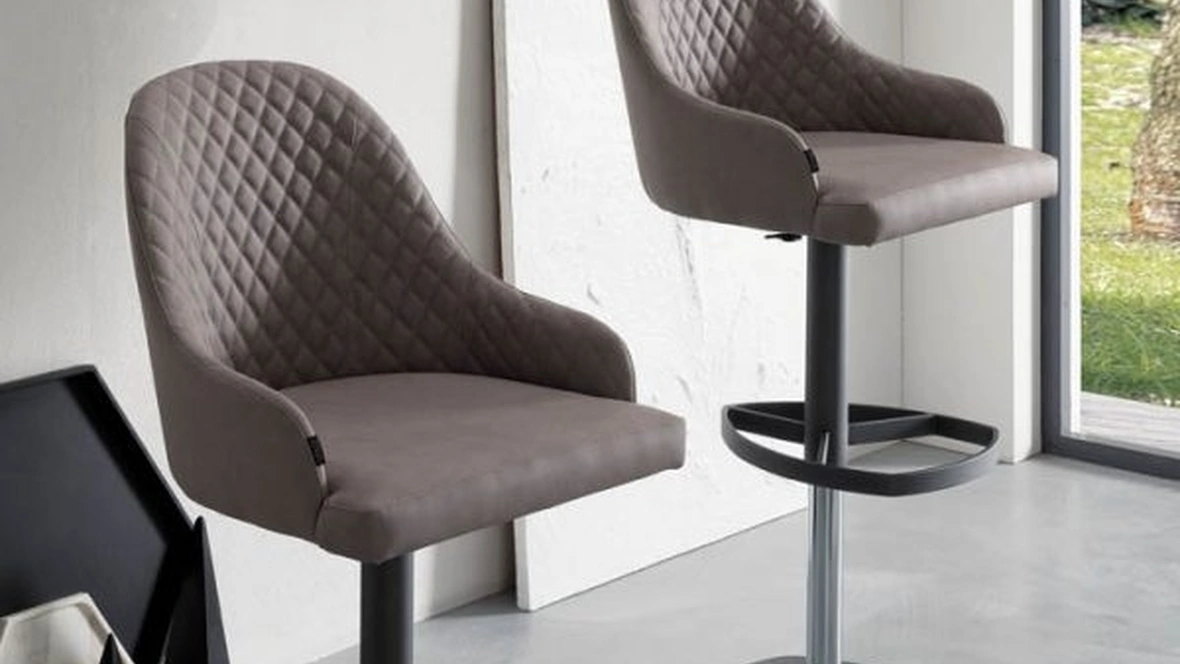 Sgabello con alzata a gas, basamento in metallo e seduta rivestita in ecopelle nabuk con interno trapuntato Dylan di Ozzio