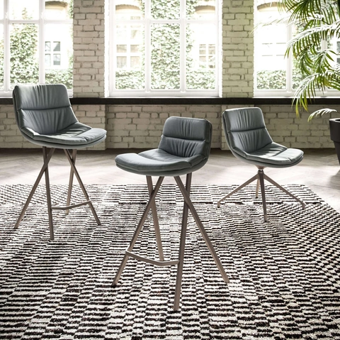 Sgabello con basamento fisso in metallo Milo di Ozzio