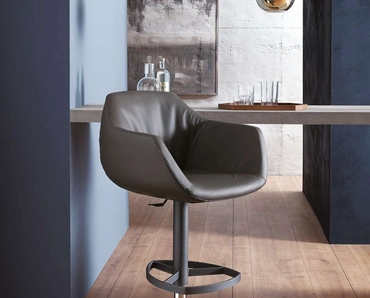 Sgabello con alzata a gas Piquet con seduta in pelle imbottita di Ozzio