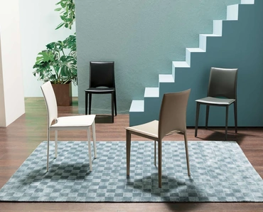 Sedia completamente rivestita in cuoio Viva di Ozzio