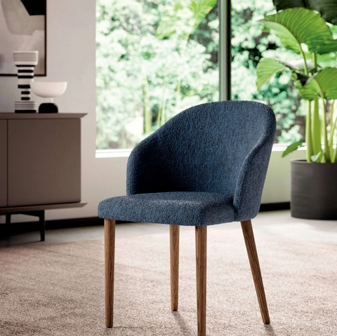 Sedia Zico in tessuto imbottito con gambe in Rovere di Ozzio
