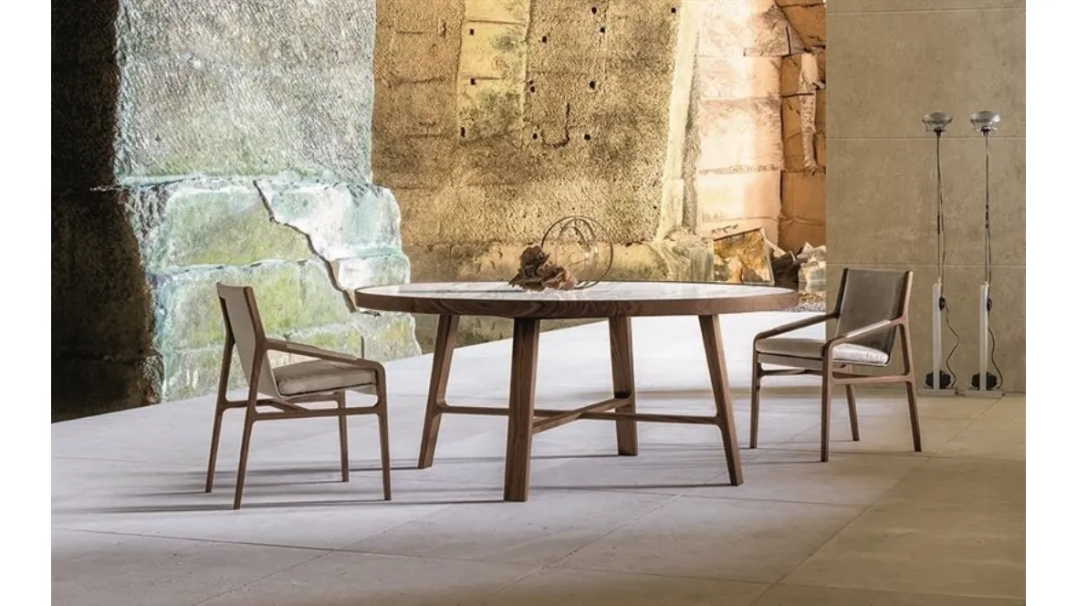 Tavolo rotondo con piano in marmo e struttura in legno Compass di Alivar