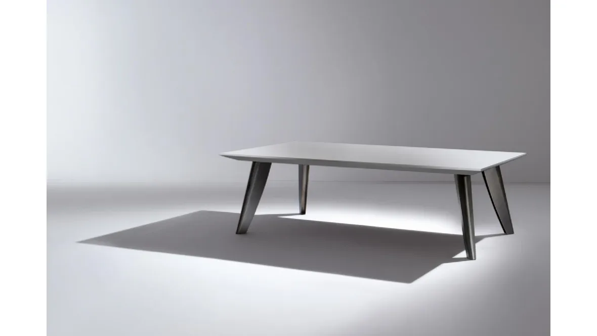 Tavolo in legno laccato opaco con gambe in ottone BD 12 di Laura Meroni