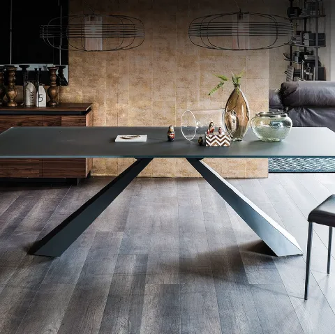 Tavolo con piano in vetro verniciato graphite e base in acciaio Eliot di Cattelan Italia