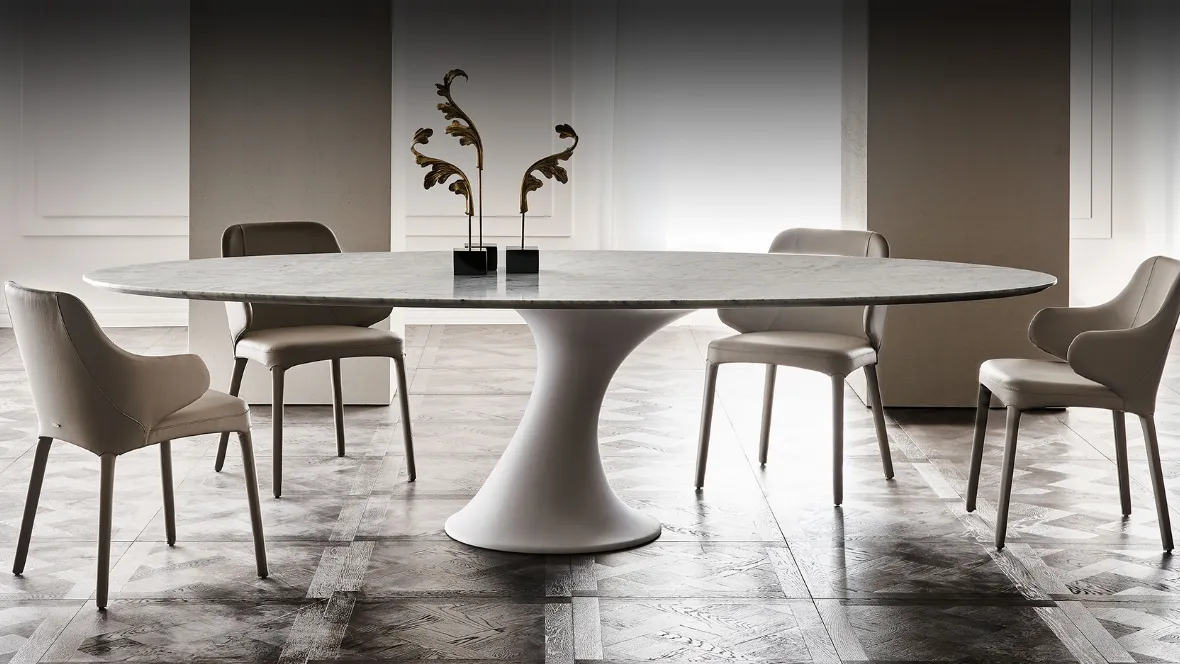 Tavolo con base in cristalplant bianco opaco e piano in marmo di Carrara Reef di Cattelan Italia