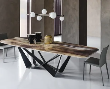 Tavolo con base in metallo e piano in cristallo stampato Skorpio Crystalart di Cattelan Italia