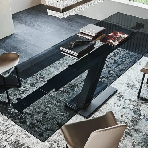 Tavolo allungabile on base in metallo e piano in cristallo fumè Zeus Drive di Cattelan Italia