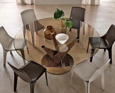 Tavolo rotondo Epsylon con top in vetro bronzo e base in metallo finitura ottone brunito di Fiam