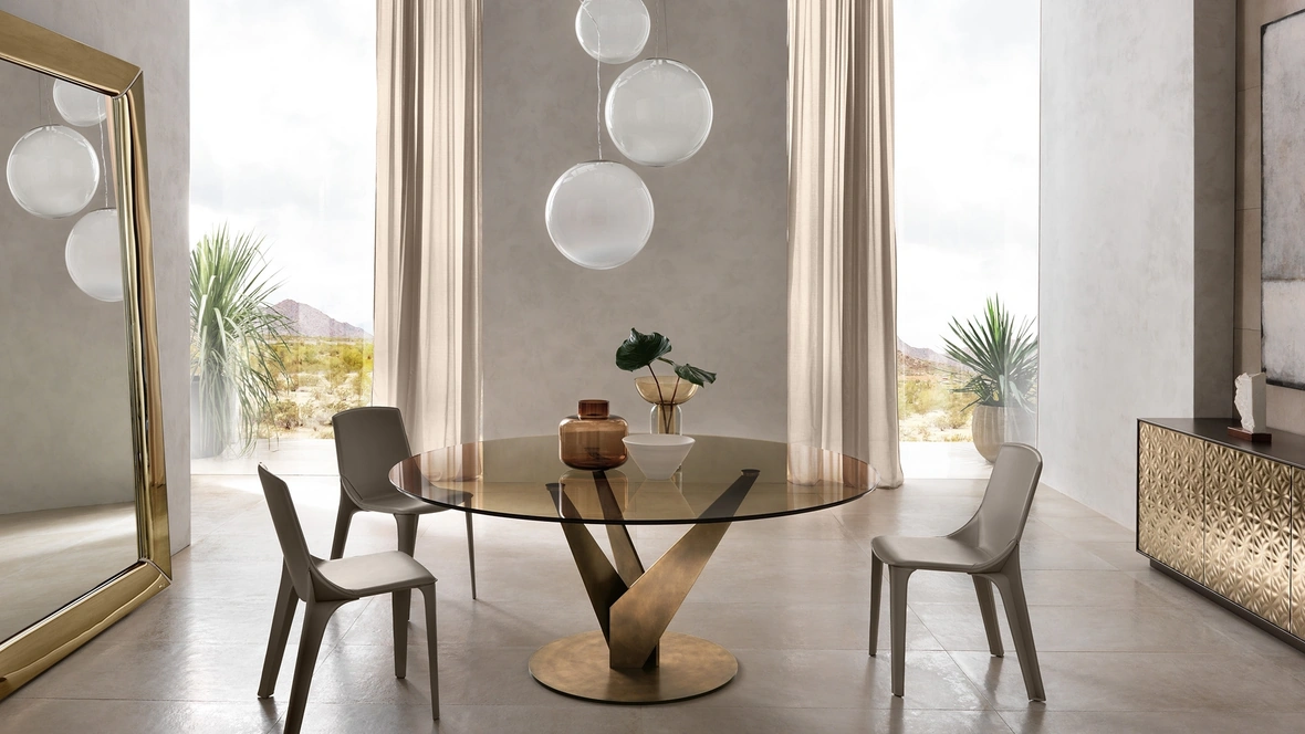 Tavolo rotondo Epsylon con top in vetro bronzo e base in metallo finitura ottone brunito di Fiam
