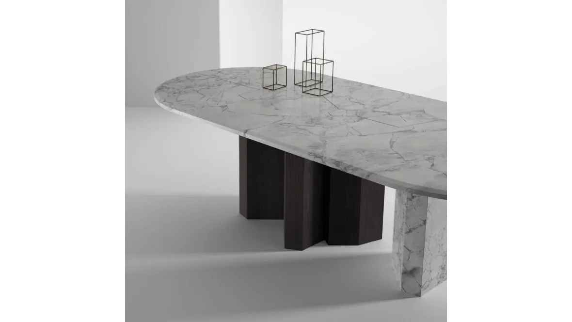 Tavolo in marmo patinato e gambe in legno e marmo Imperfetto di Laura Meroni