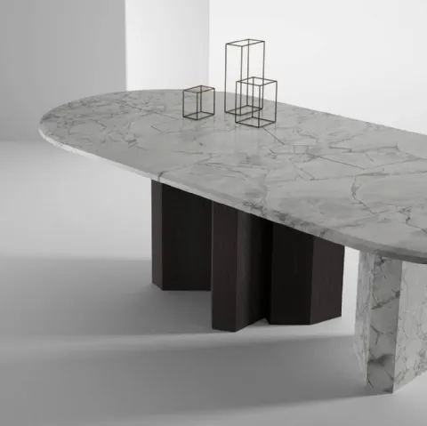 Tavolo in marmo patinato e gambe in marmo patinato e legno Imperfetto di Laura Meroni
