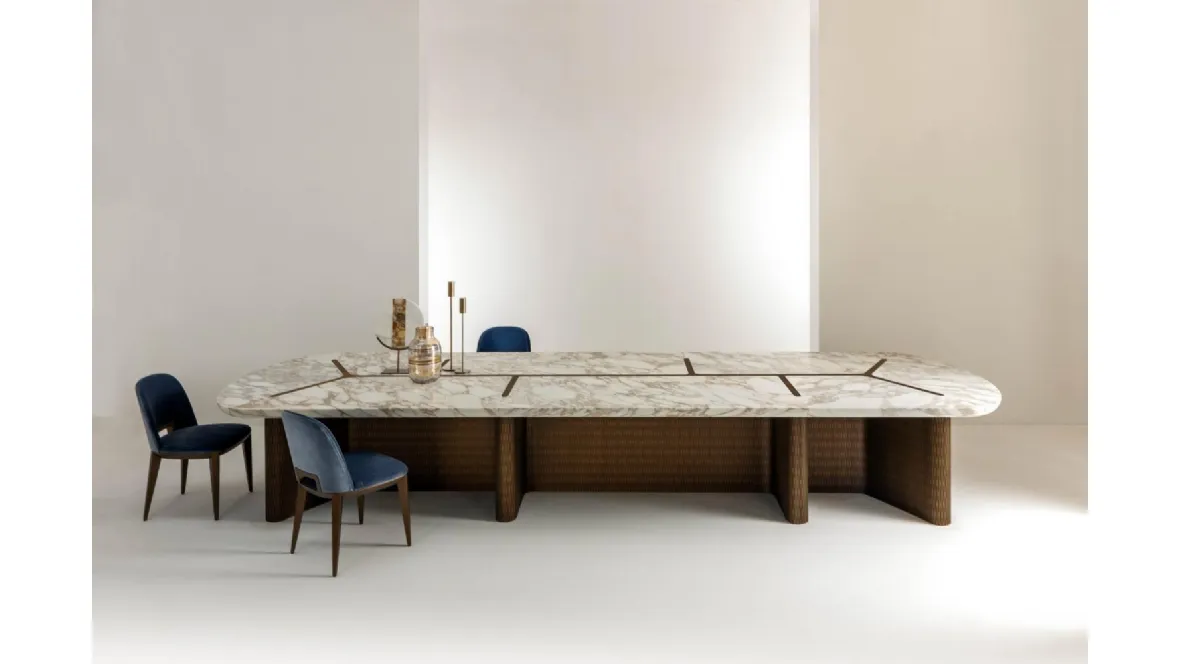 Tavolo Infinity Maxi con piano in marmo e base in legno di Laura Meroni