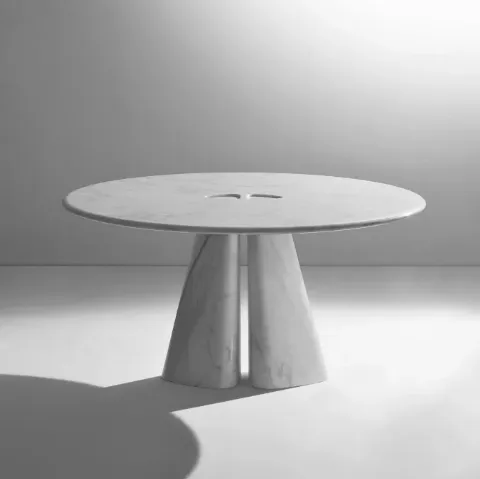Tavolo rotondo Raja completamente realizzato in marmo Bianco Carrara di Laura Meroni