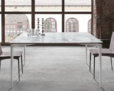 Tavolo con piano in marmo e struttura in alluminio Liuto quadrato di Alivar