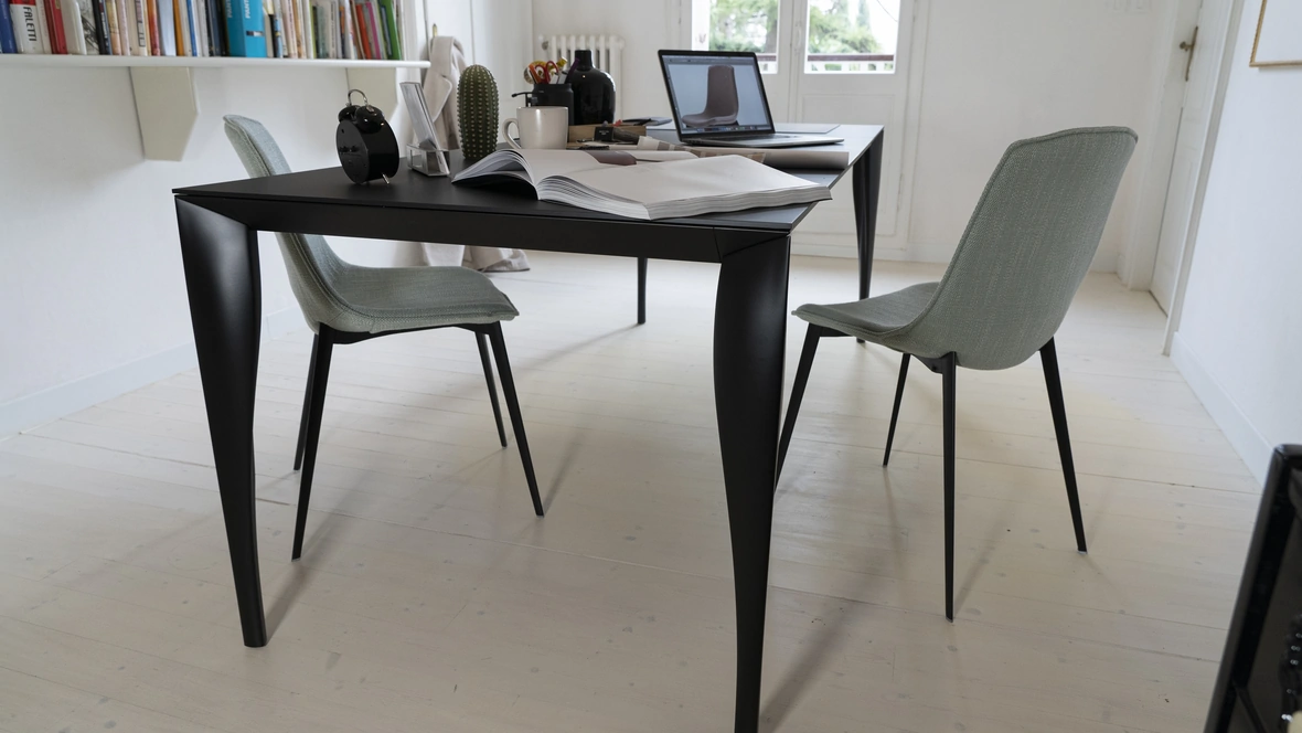 Tavolo Marilyn in laminato nero con base in metallo laccato di Pointhouse