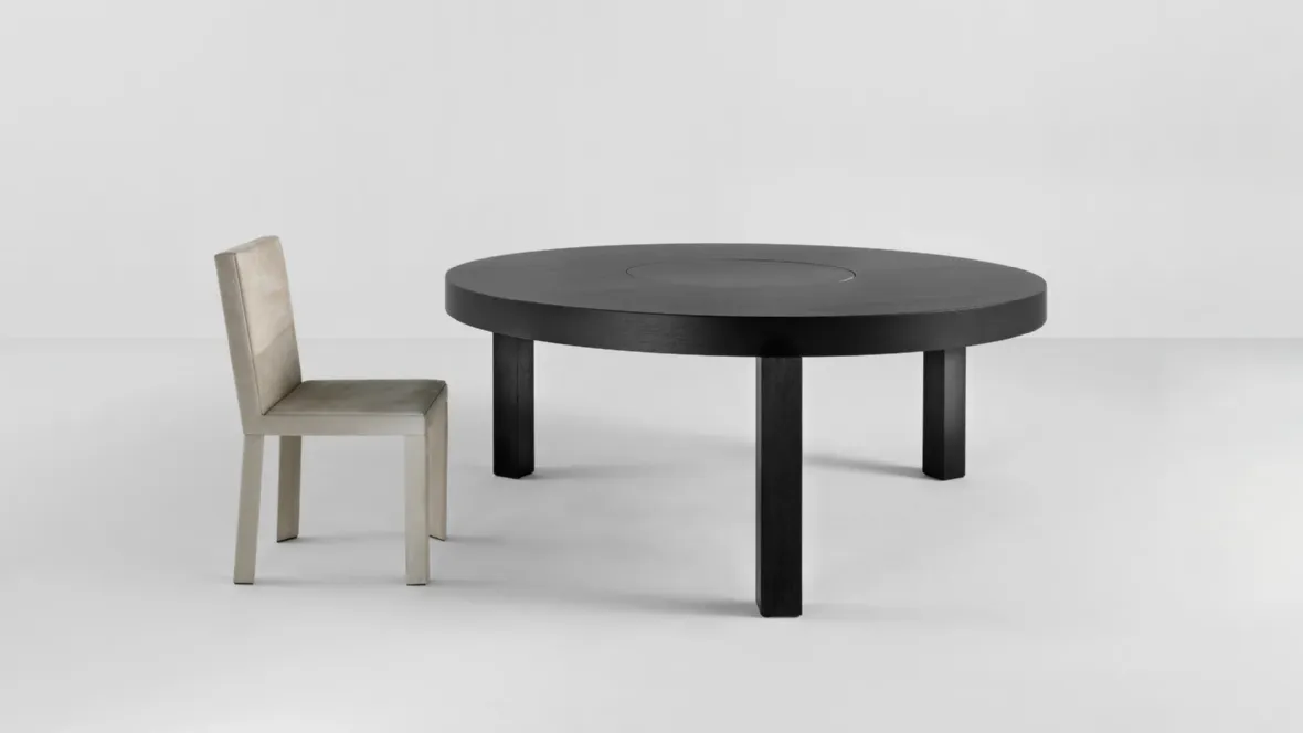 Tavolo rotondo con tre gambe ML 51 in legno speciale Stone Oak Carbone di Laura Meroni