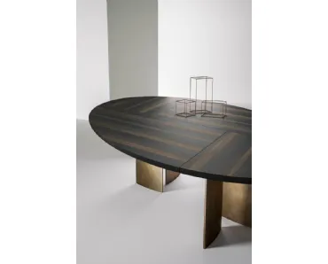 Tavolo ovoidale Poe con piano in legno e base in laccato metallico di Laura Meroni