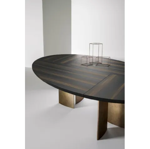 Tavolo ovoidale con piano in legno e gambe laccato metallico Poe di Laura Meroni