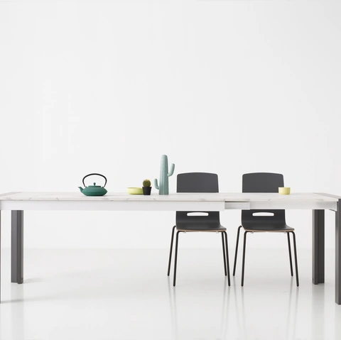 Tavolo allungabile Milano con top laminato effetto marmo e gambe verniciate finitura piombodi Pointhouse