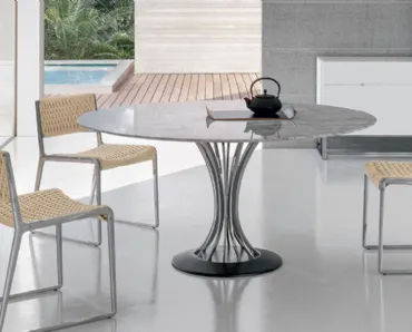 Tavolo rotondo con top in marmo, gambe in acciaio cromato e base in ghisa Radar di Alivar