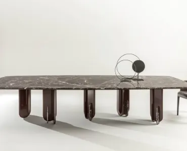 Tavolo Talento con top in marmo e gambe in legno laccato lucido di Laura Meroni