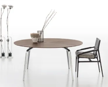 Tavolo rotondo con piano in noce e base in fusione di alluminio Teseo Round di Alivar