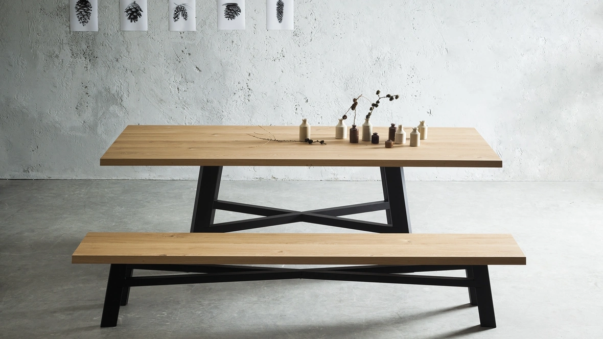 Tavolo Thor Fisso Impiallacciato Rovere naturale con struttura verniciata nero opaco di Pointhouse