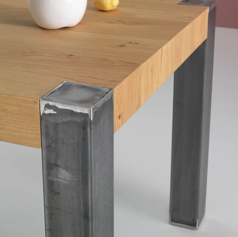 Tavolo allungabile Tola in legno impiallacciato rovere nodato di Pointhouse