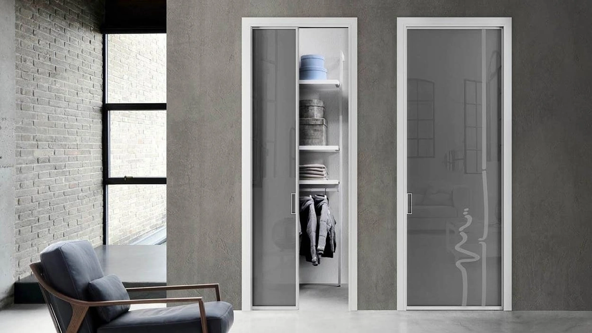 Porta per interni scorrevole in vetro serigrafato con telaio in alluminio Zeus a Scomparsa di Doal