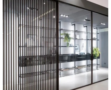 Porta per interni Zeus Tokyo con profilo in alluminio finitura Rovere e vetro di Doal