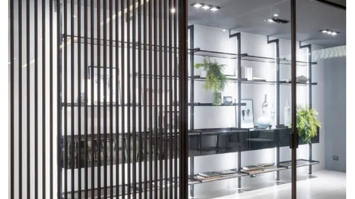 Porta per interni Zeus Tokyo con profilo in alluminio finitura Rovere e vetro di Doal