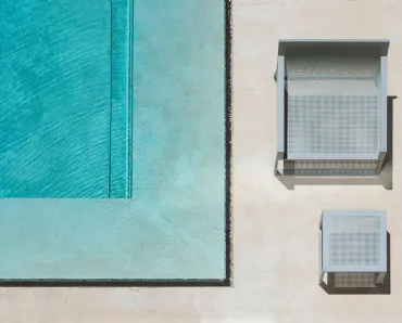 Poltroncina Blau Club Armchair con tavolino di Gandia Blasco
