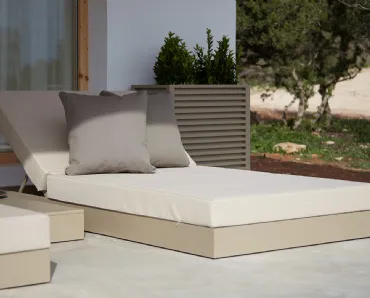 Lettino prendisole Chill Bed in tessuto e metallo di Gandia Blasco