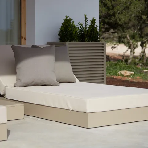 Lettino prendisole Chill Bed in tessuto e metallo di Gandia Blasco