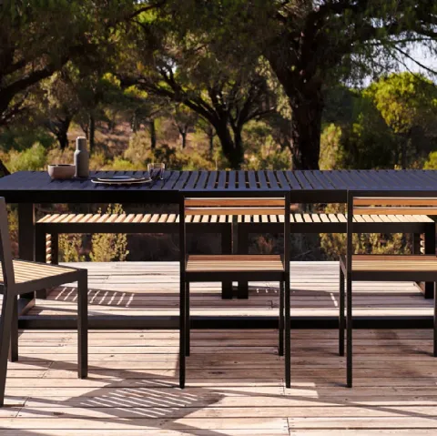 Tavolo e Sedie DNA Teak in legno e metallo di Gandia Blasco