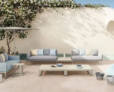 Divano Flat Sofa in metallo con cuscini in tessuto imbottito di Gandia Blasco